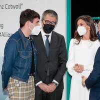 La Reina Letizia habla con Palomo Spain en la Mercedes Benz Fashion Week Madrid otoño/invierno 2022