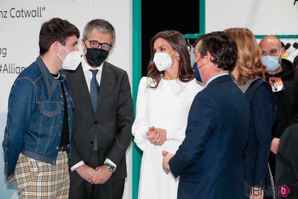 La Reina Letizia habla con Palomo Spain en la Mercedes Benz Fashion Week Madrid otoño/invierno 2022