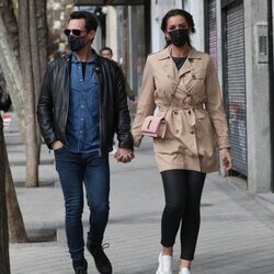 Christian Gálvez y Patricia Pardo cogidos de la mano dando un paseo por Madrid