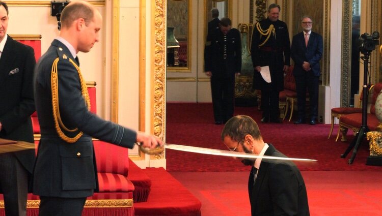 El Príncipe Guillermo nombra Caballero a Ringo Starr en una ceremonia de investidura