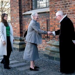 Margarita de Dinamarca e Isabel de Dinamarca saludan a Erik Norman Svendsen