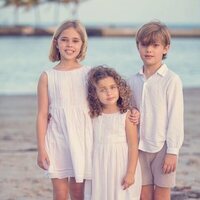 Leonor, Adrienne y Nicolás de Suecia en una playa de Florida