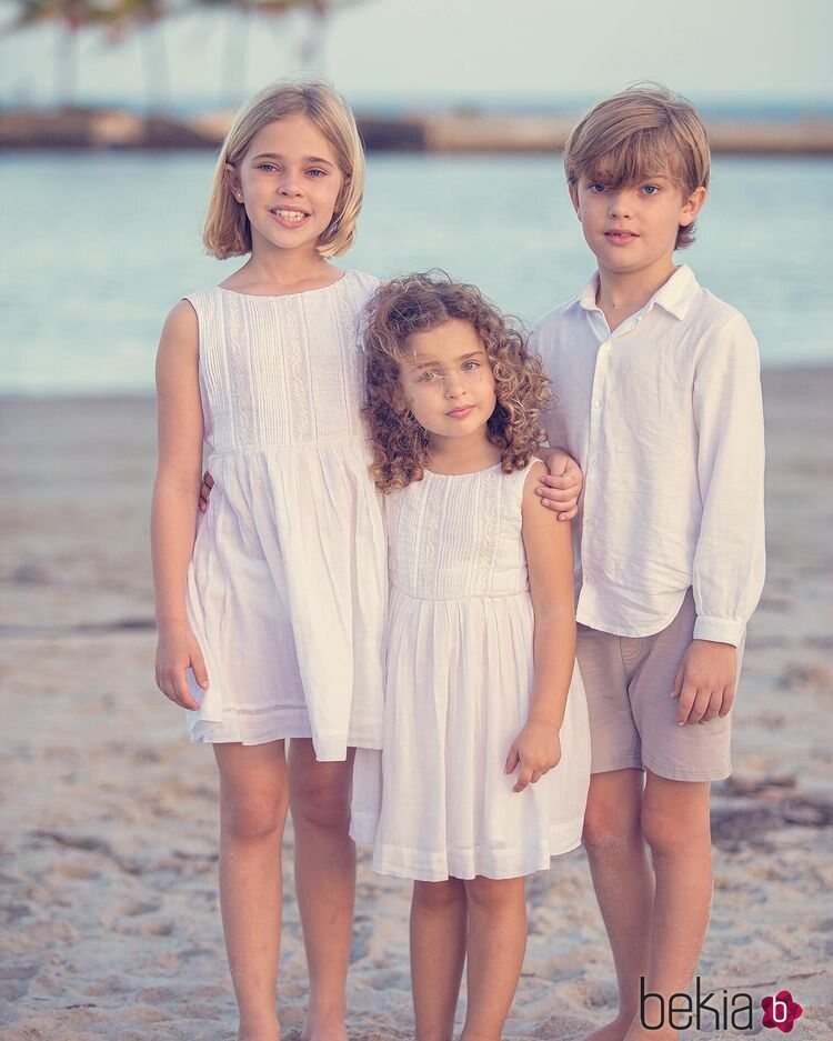 Leonor, Adrienne y Nicolás de Suecia en una playa de Florida