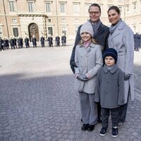 Victoria y Daniel de Suecia con sus hijos Estela y Oscar de Suecia en el Día del Nombre en honor a Victoria de Suecia 2022