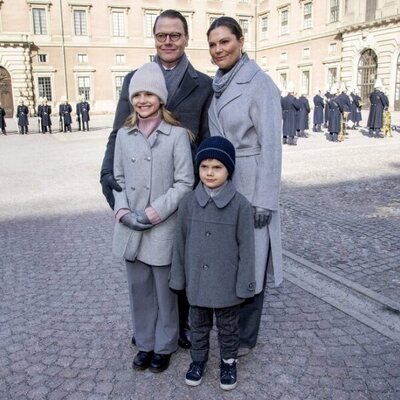 Victoria y Daniel de Suecia con sus hijos Estela y Oscar de Suecia en el Día del Nombre en honor a Victoria de Suecia 2022