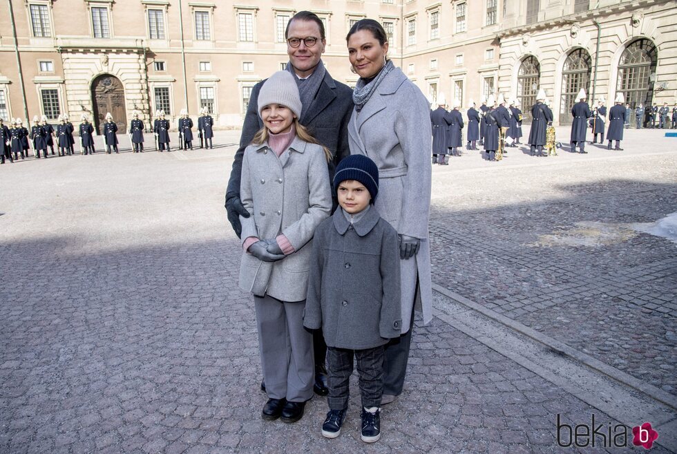 Victoria y Daniel de Suecia con sus hijos Estela y Oscar de Suecia en el Día del Nombre en honor a Victoria de Suecia 2022