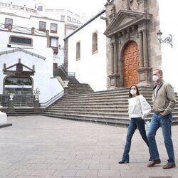 Los Reyes Felipe y Letizia paseando por Santa Cruz de la Palma