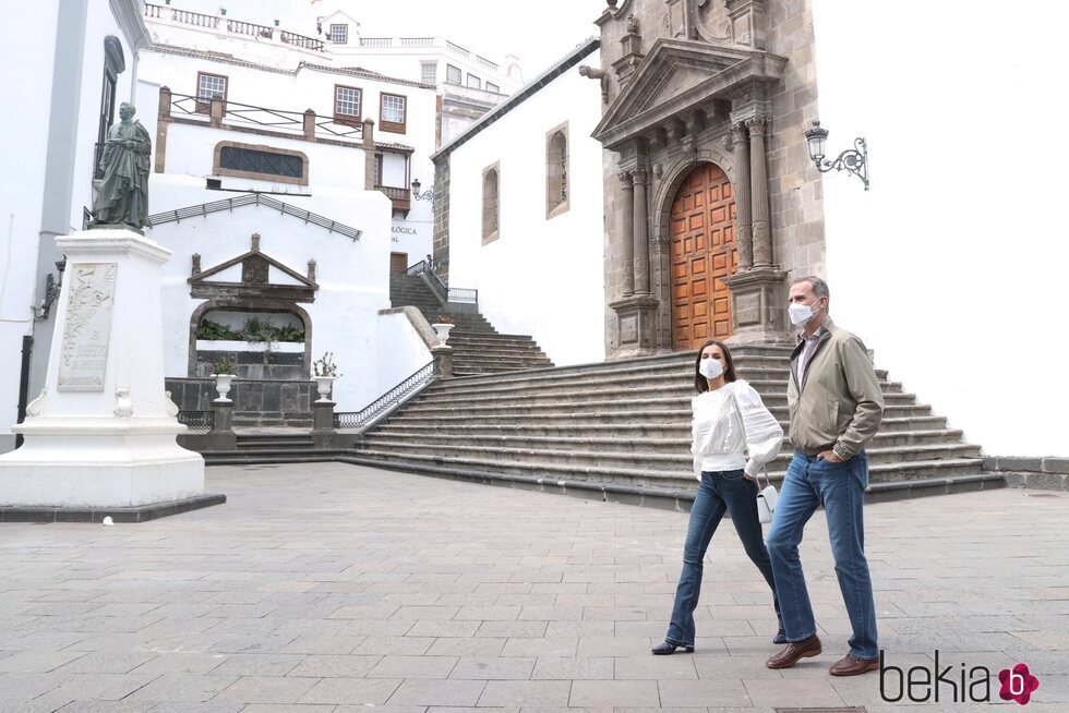 Los Reyes Felipe y Letizia paseando por Santa Cruz de la Palma