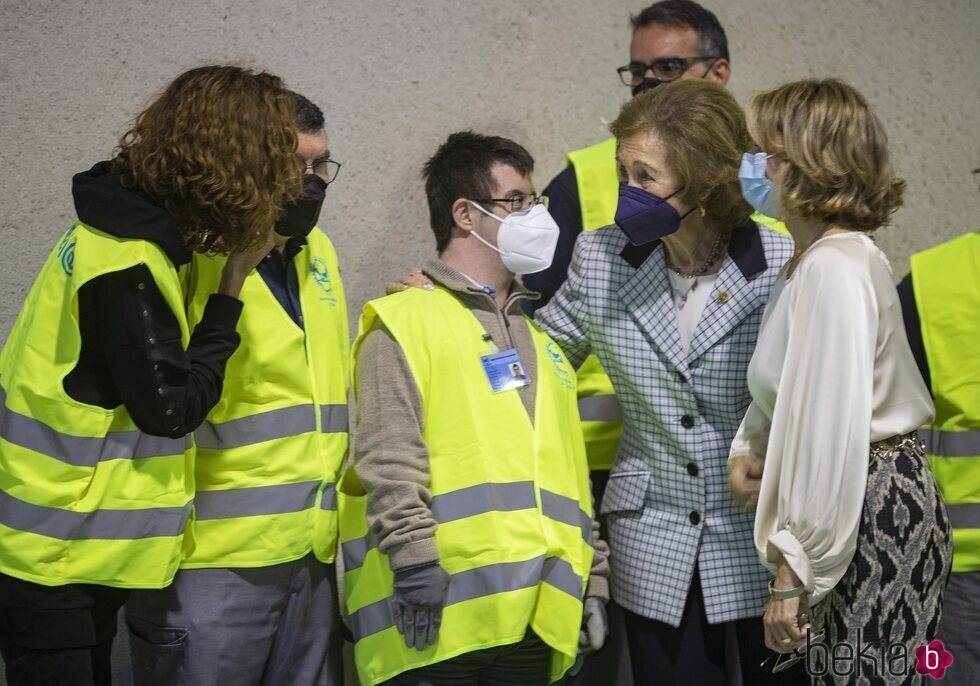 La Reina Sofía hablando con unos voluntarios del Banco de Alimentos de Cádiz