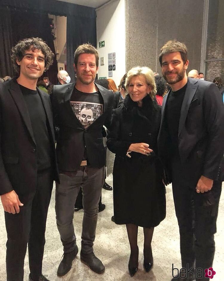 Alfonso Bassave con su pareja Daniel Duboy, su madre y su hermano Manuel Baqueiro