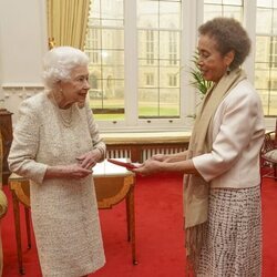 La Reina lsabel entrega The Queen's Gold Medal de Poesía a Grace Nichols en Windsor Castle