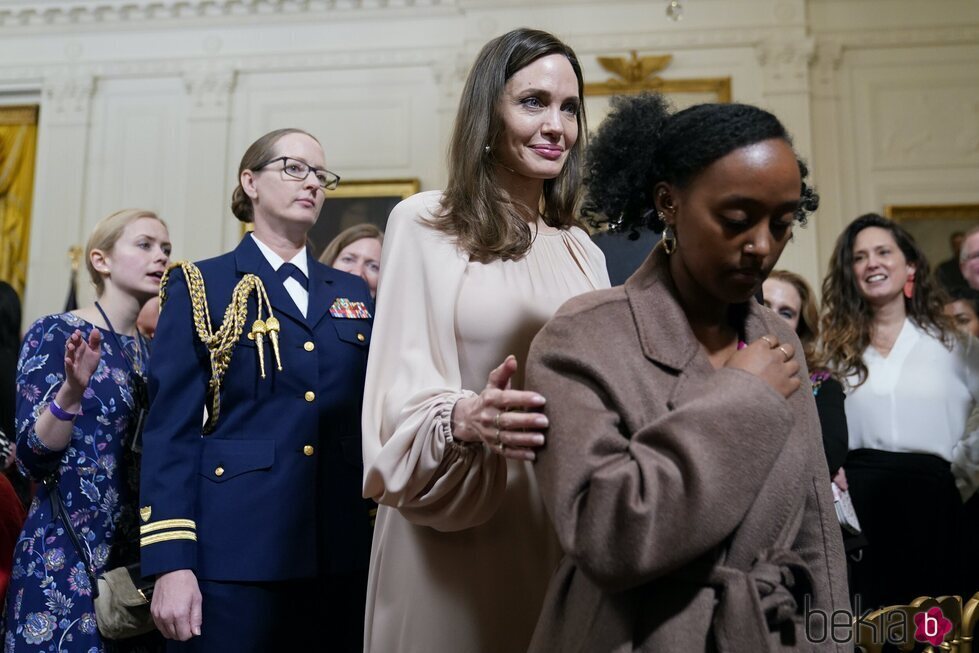 Angelina Jolie y su hija Zahara en la Casa Blanca en la reautorización de la Ley de la Violencia contra la Mujer