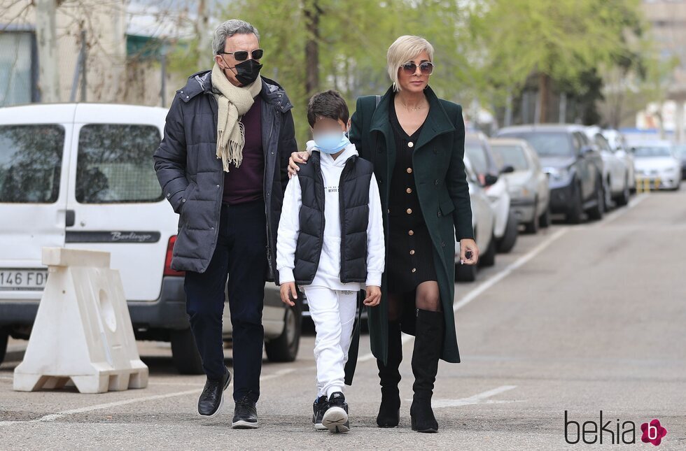Ana María Aldón, José Ortega Cano y su hijo paseando juntos por Madrid