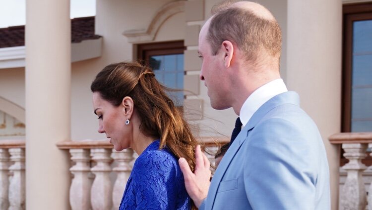 El Príncipe Guillermo tiene un gesto cariñoso con Kate Middleton en su visita oficial a Belice por el Jubileo de Platino