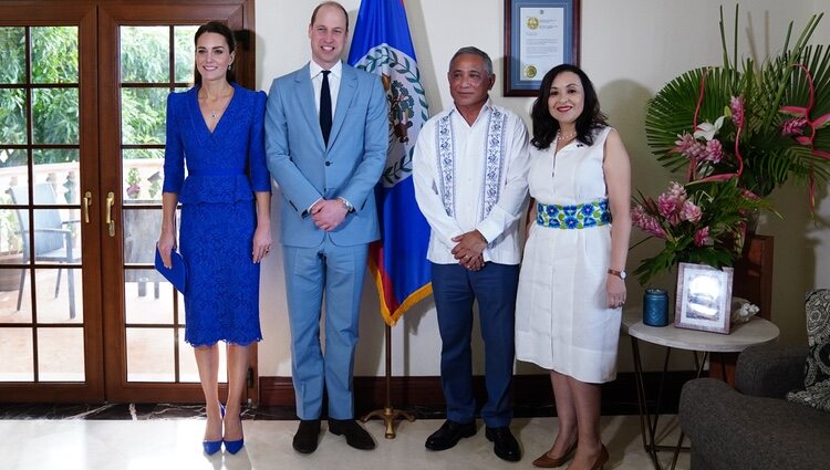 El Príncipe Guillermo y Kate Middleton con el Primer Ministro de Belice y su esposa en su visita oficial a Belice por el Jubileo de Platino
