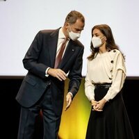 Los Reyes Felipe y Letizia comparten confidencias en la entrega de los Premios Nacionales de Innovación y de Diseño 2021