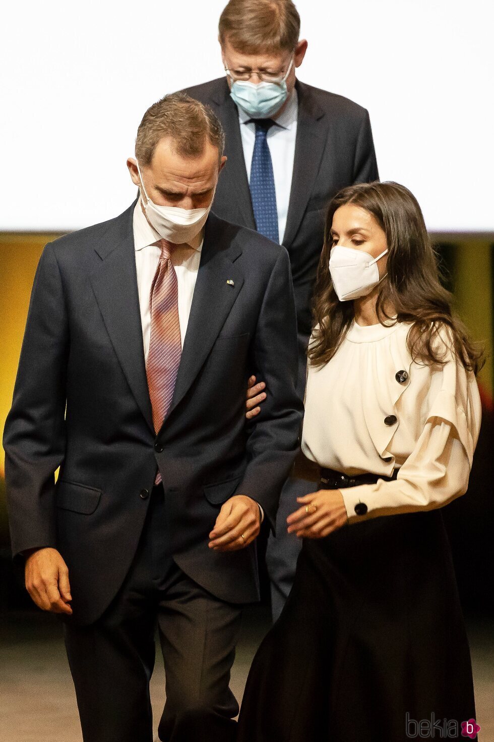 La Reina Letizia coge del brazo al Rey Felipe en la entrega de los Premios Nacionales de Innovación y de Diseño 2021