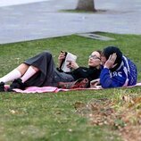 Bella Hadid y Marc Kalman tumbados en un parque de Nueva York