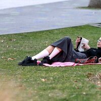 Bella Hadid y Marc Kalman tumbados en un parque de Nueva York
