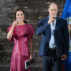 El Príncipe Guillermo y Kate Middleton brindando en una recepción en su honor en Belice