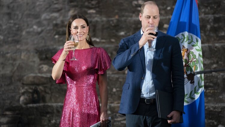 El Príncipe Guillermo y Kate Middleton brindando en una recepción en su honor en Belice