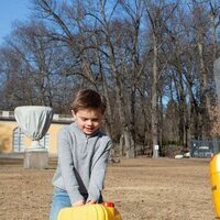 Victoria de Suecia y Oscar de Suecia cargando con garrafas de agua por el Día Mundial del Agua