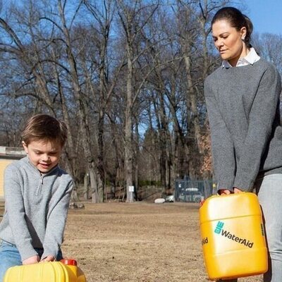 Victoria de Suecia y Oscar de Suecia cargando con garrafas de agua por el Día Mundial del Agua