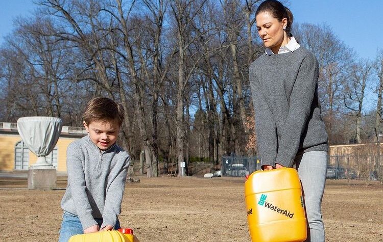 Victoria de Suecia y Oscar de Suecia cargando con garrafas de agua por el Día Mundial del Agua