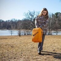Estela de Suecia con gafas cargando una garrafa de agua en el Día Mundial del Agua