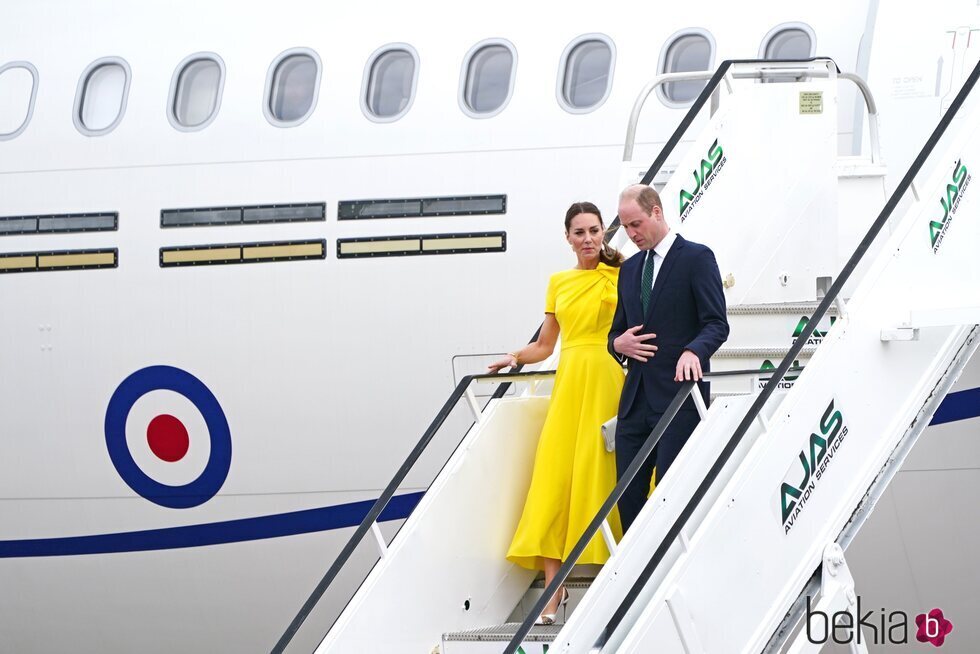 El Príncipe Guillermo y Kate Middleton a su llegada a Jamaica en su tour por el Jubileo de Platino