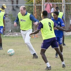 El Príncipe Guillermo jugando al fútbol en Trenchtown durante su visita a Jamaica