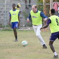 El Príncipe Guillermo jugando al fútbol en Trenchtown durante su visita a Jamaica