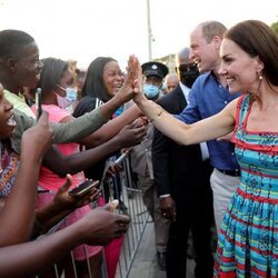 El Príncipe Guillermo y Kate Middleton saludando a los ciudadanos de Trenchtown en Jamaica