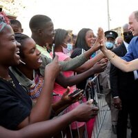 El Príncipe Guillermo y Kate Middleton saludando a los ciudadanos de Trenchtown en Jamaica