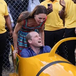 El Príncipe Guillermo en un bobsleigh junto a Kate Middleton en Jamaica