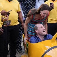 El Príncipe Guillermo en un bobsleigh junto a Kate Middleton en Jamaica