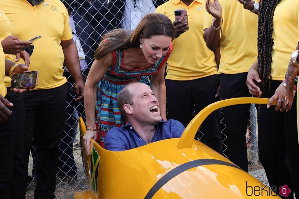El Príncipe Guillermo en un bobsleigh junto a Kate Middleton en Jamaica