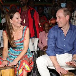 El Príncipe Guillermo y Kate Middleton tocando el bongó en Jamaica