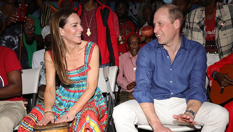 El Príncipe Guillermo y Kate Middleton tocando el bongó en Jamaica