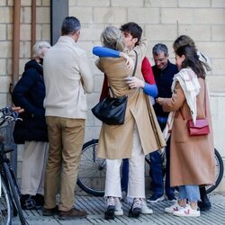 Pablo Urdangarin abrazando a su tía en presencia de Iñaki Urdangarin y otros familiares