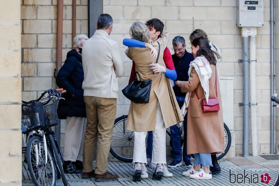 Pablo Urdangarin abrazando a su tía en presencia de Iñaki Urdangarin y otros familiares
