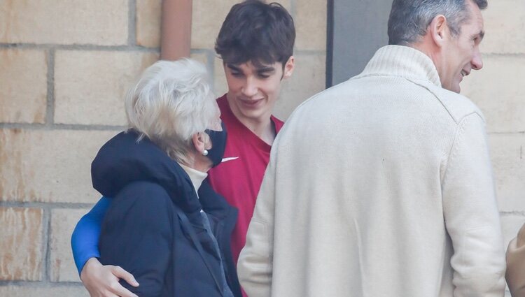 Pablo Urdangarin, muy cariñoso con su abuela Claire Liebaert en presencia de Iñaki Urdangarin en Zarautz