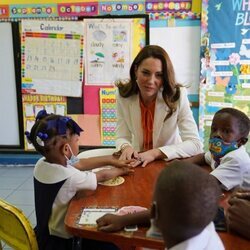 Kate Middleton con unos niños en el Shortwood Teacher's College de Kingston en Jamaica