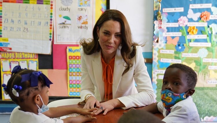 Kate Middleton con unos niños en el Shortwood Teacher's College de Kingston en Jamaica