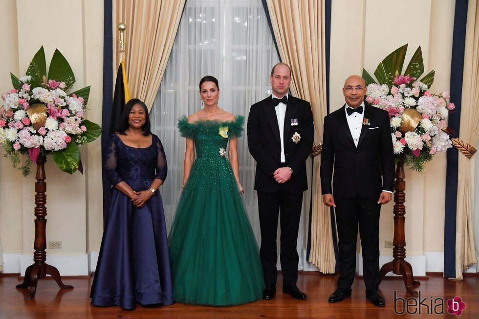El Príncipe Guillermo y Kate Middleton con el Gobernador General de Jamaica y su esposa en una cena en Jamaica