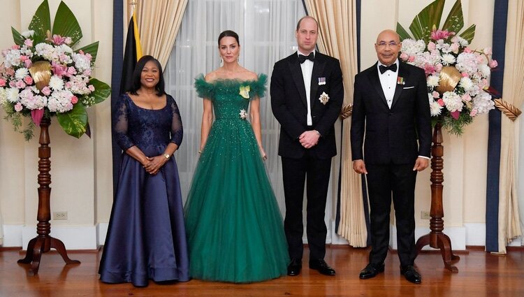 El Príncipe Guillermo y Kate Middleton con el Gobernador General de Jamaica y su esposa en una cena en Jamaica