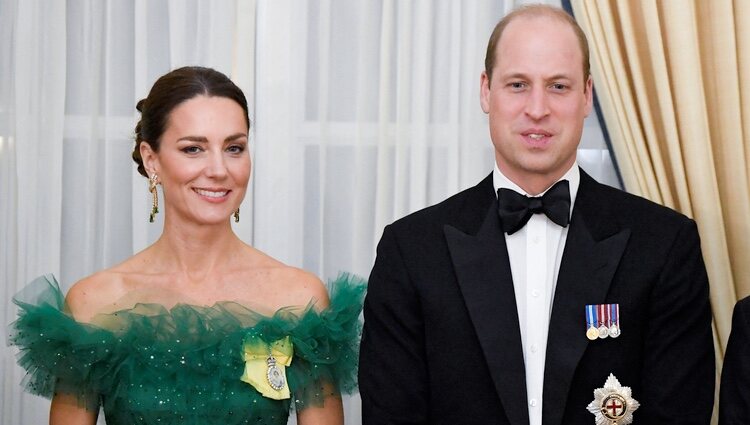 El Príncipe Guillermo y Kate Middleton en una cena en su honor en Jamaica