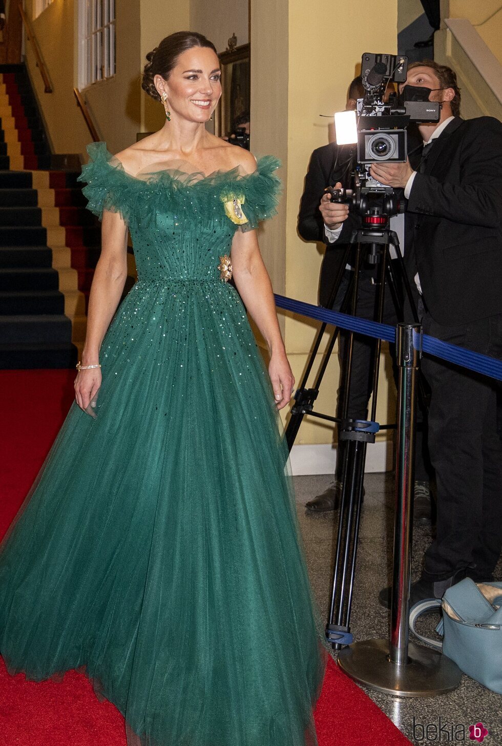 Kate Middleton con un vestido de Jenny Packham y joyas de la Reina Isabel en una cena en su honor en Jamaica
