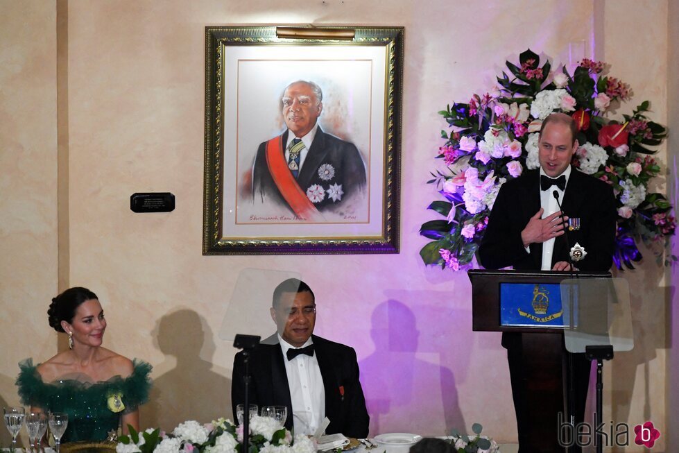El Príncipe Guillermo ofrece un discurso en presencia de Kate Middleton en Jamaica