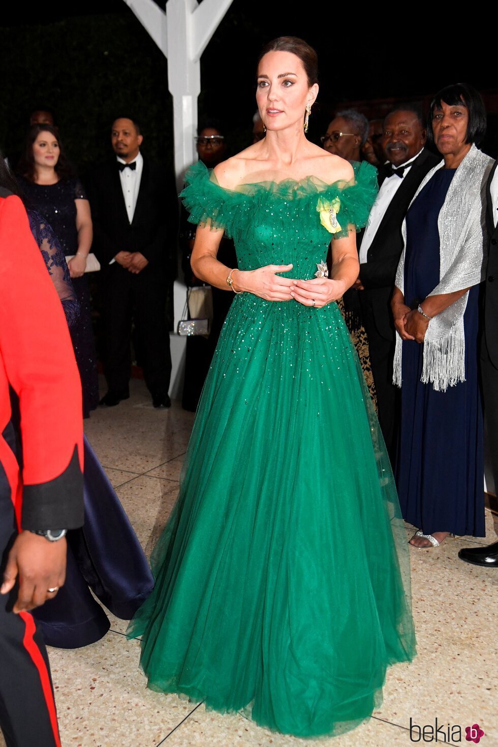 Kate Middleton con joyas de la Reina Isabel y la insignia de la Orden de la Familia Real en una cena en su honor en Jamaica